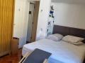 Excelente apartamento de de frente com2 quartos com dependência em Copacabana